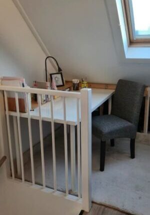 Netjes opgeruimde hobbywerkplek met geordend bureau en overzichtelijke materialen, als resultaat van een succesvolle opruimsessie.